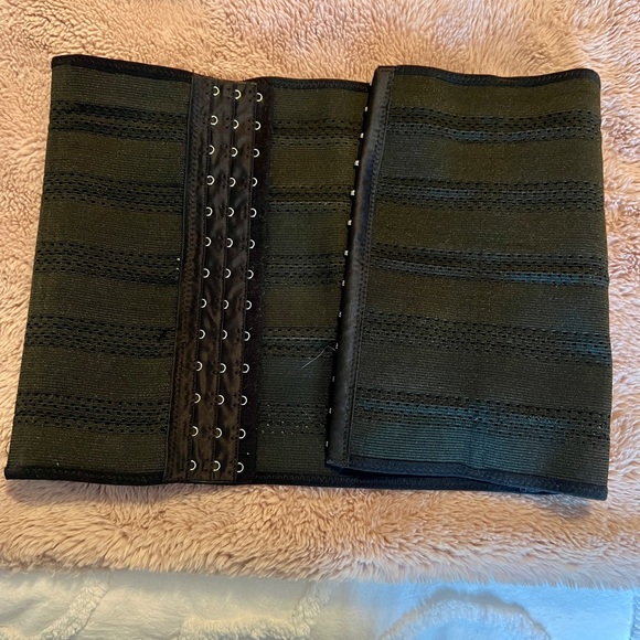 Black waist trainer, size medium - Picture 4 of 4
